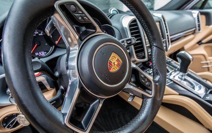 Porsche Cayenne cena 85000 przebieg: 440000, rok produkcji 2015 z Łeba małe 172